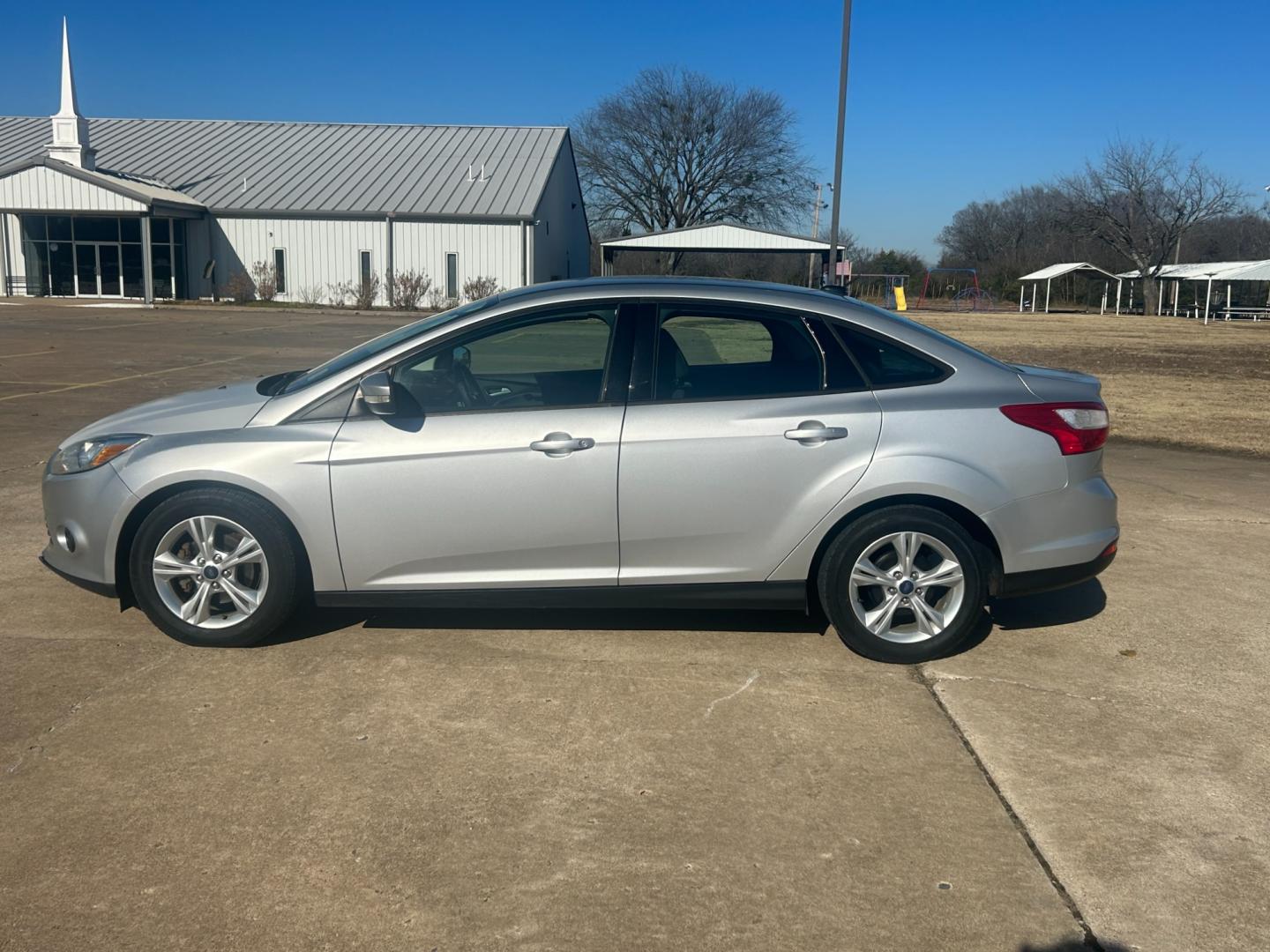 2013 Silver /Gray Ford Focus SEL FWD (1FADP3F2XDL) with an 2.4L engine, AUTOMATIC transmission, located at 17760 Hwy 62, Morris, OK, 74445, (918) 733-4887, 35.609104, -95.877060 - Photo#7